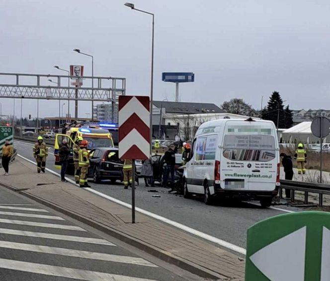 Karambol pod Warszawą! 5 pojazdów rozbitych, są ranni. Na miejscu lądował śmigłowiec ratunkowy
