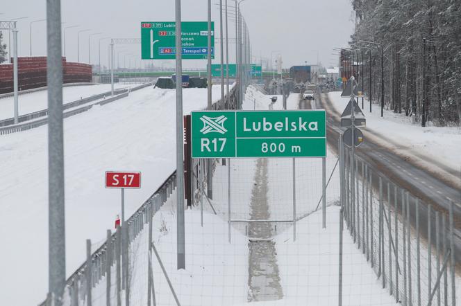 Jeszcze nie otworzyli, a już jest zepsuty. Asfalt na nowym odcinku S17 jest popękany, będzie opóźnienie