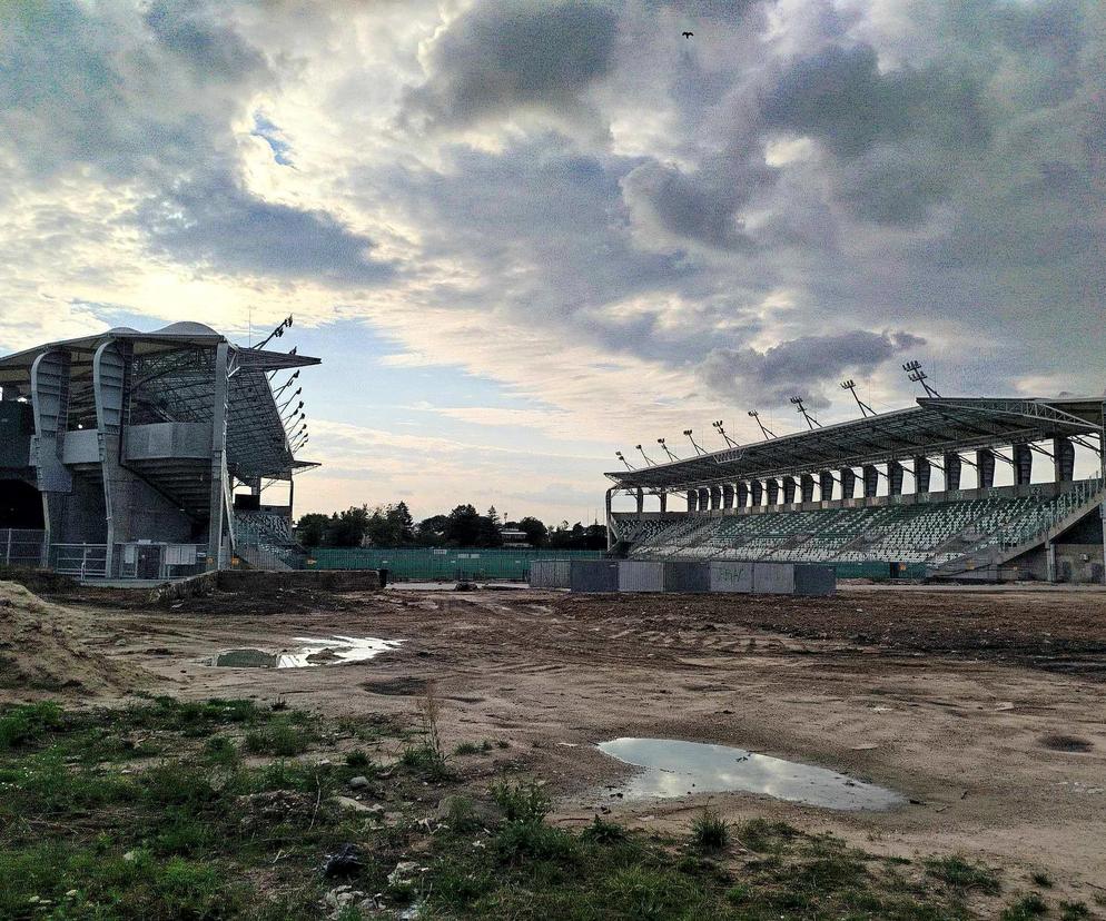 Trwa budowa dwóch trybun na stadionie przy ul. Struga. Na razie wszyskto idzie zgodnie z harmonogramem