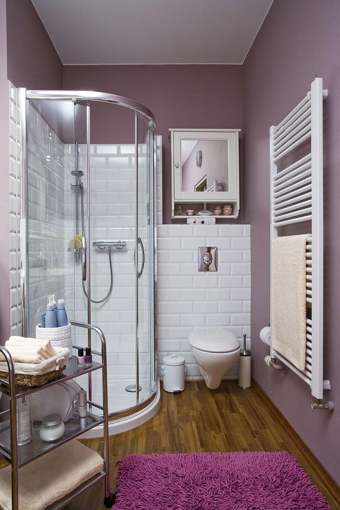 Fioletowo-jagodowy kolor ścian w łazience