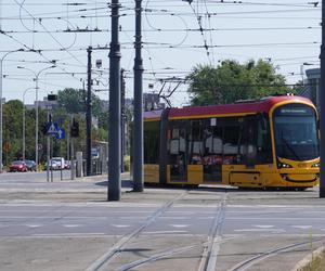 Na zdjęciu widoczny jest skręcający tramwaj linii 18. Jedzie on jednak w przeciwnym kierunku niż w tyłówce serialu