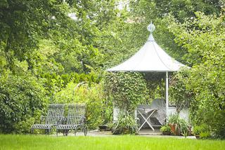 Ogród romantyczny i jego elementy - jak urządzić ogród w romantycznym stylu