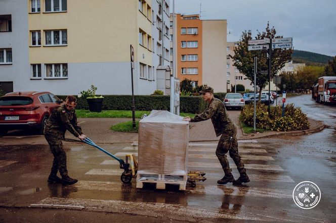 Żołnierze 5. MBOT pomagają powodzianom