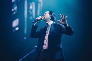 Koncert Nicka Cave'a & The Bad Seeds dostępny do oglądania za darmo! Dzikie bóstwo na paryskiej scenie