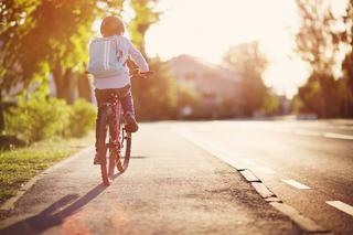 Czy dziecko może poruszać się po ścieżce rowerowej na rowerze, rolkach lub deskorolce?