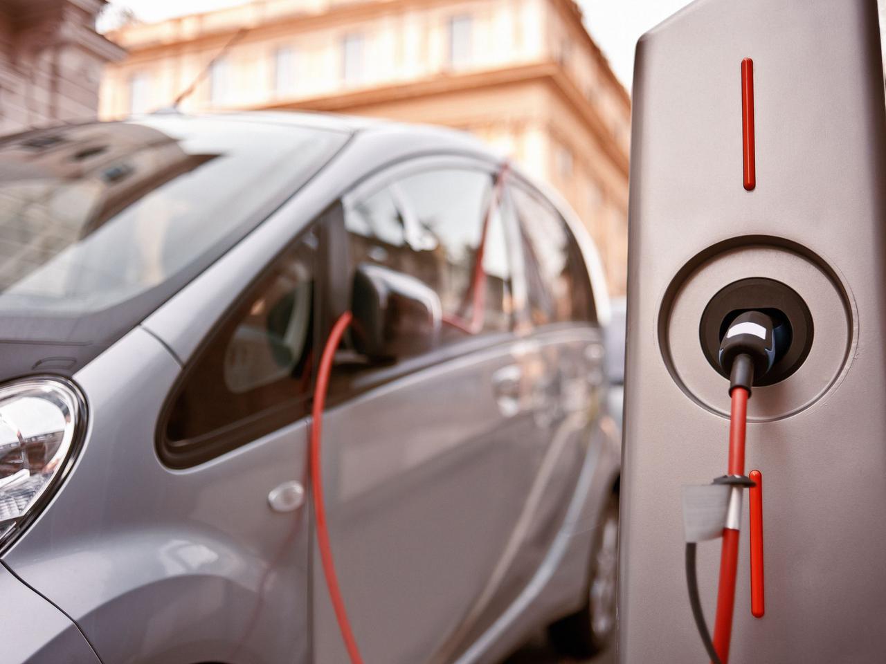 Samochody elektryczne - ile ich jest w Polsce? Najnowszy raport