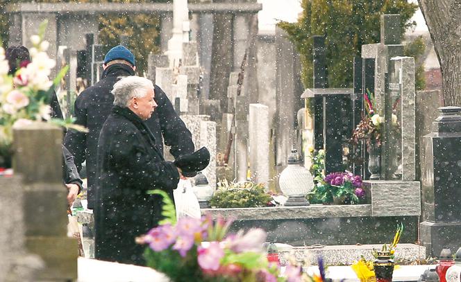 Jarosław Kaczyński zaniósł święconkę na grób bliskich