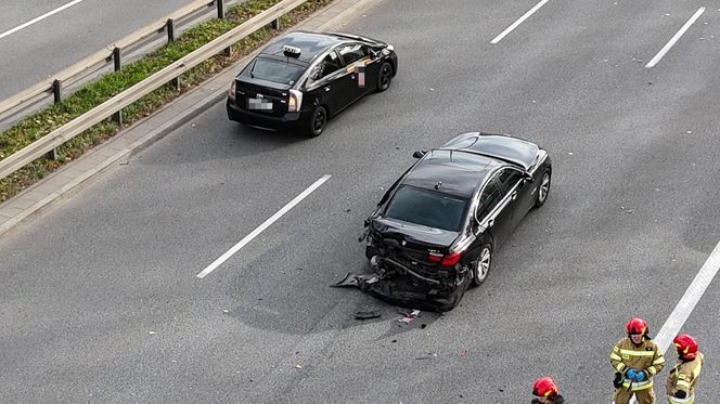 Kluczowa droga w Warszawie zablokowana. Poważny wypadek na Wisłostradzie