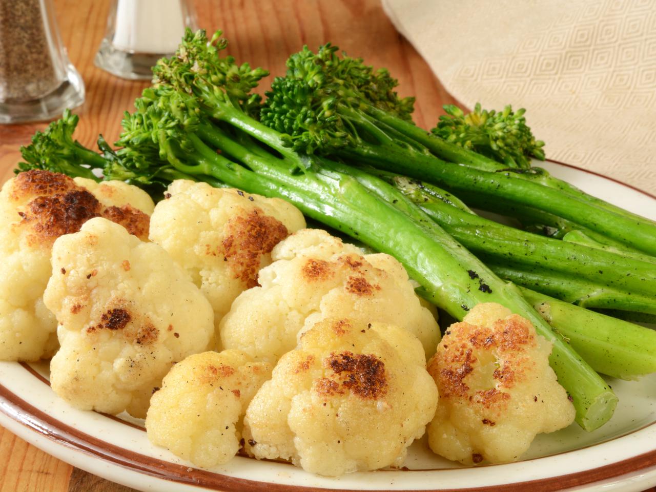 Kalafior grillowany z sosem curry - inny pomysł na warzywa z grilla