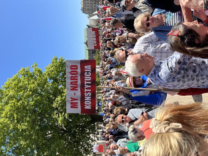 Toast za Wolność w Poznaniu. Tysiące ludzi na placu Wolności