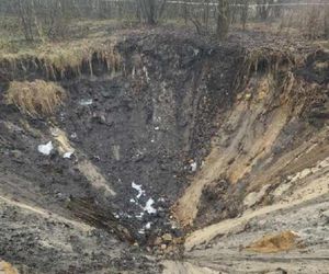 W Bolesławiu znowu zapadła się ziemia. Ogromne zapadlisko znajduje się w pobliżu domów