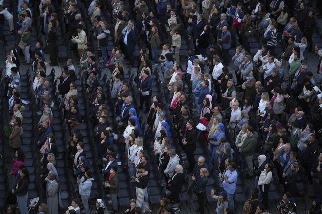 Hołdy na Placu Świętego Piotra.
