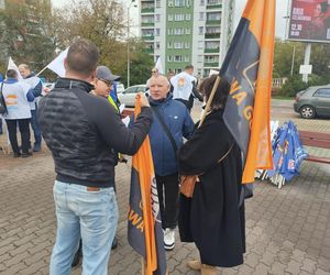 Hutnicy i koksownicy wyszli na ulice w Dąbrowie Górniczej. Apel do rządu o ratunek dla branży i tysięcy miejsc pracy