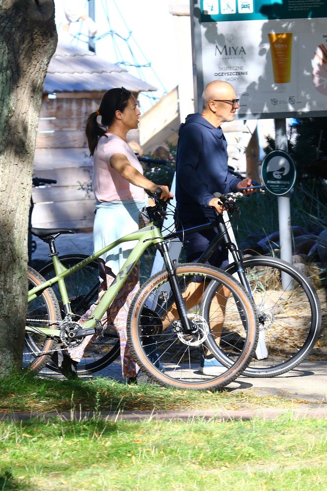 Ewa Drzyzga z mężem na rowerach. "Operacje plastyczne nie są dla mnie!"