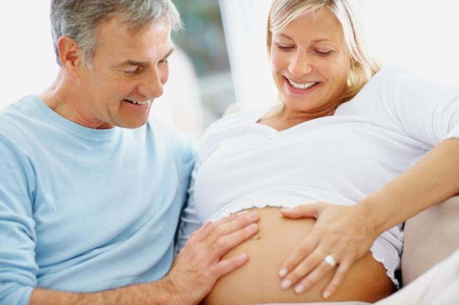 Późna ciąża: dojrzała kobieta to dobra mama, czyli co powinnaś wiedzieć o ciąży po 35. roku życia