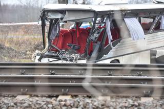 Kierowca autobusu zginał na torach, zamknięty w śmiertelnej pułapce