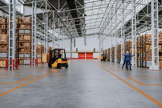 Odbojnice przemysłowe – ochrona hal, maszyn i infrastruktury. Rodzaje i zastosowania