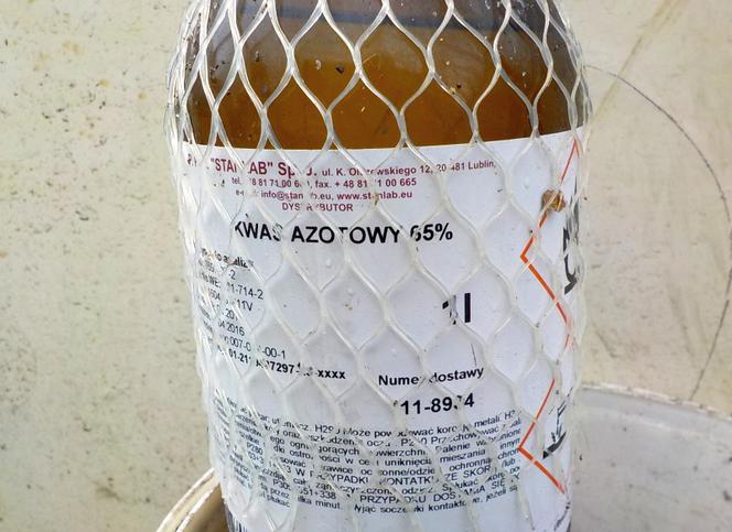 Niebezpieczne znalezisko w Falenicy. Ktoś podrzucił groźne chemikalia