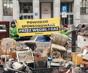 Zniszczone przez powódź sprzęty przed centralą PGE w Warszawie. To akcja Greenpeace