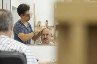 Marek Jakubiak robi brwi