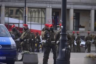 Warszawa. Protest  kobiet. Wojsko na placu Trzech Krzyży