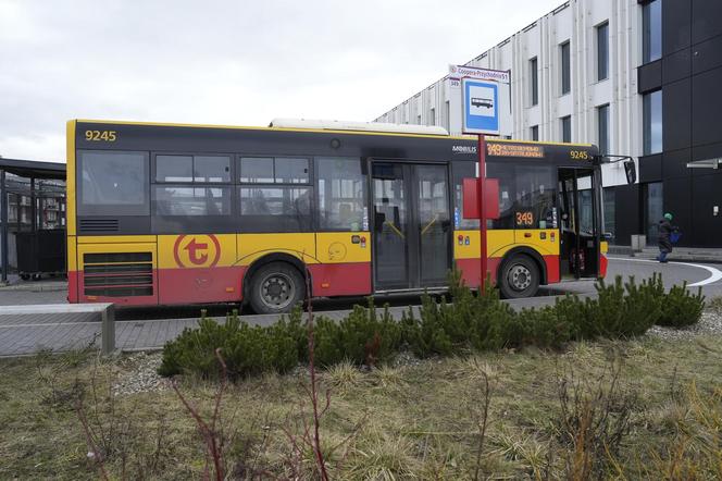 Autobus już może zakręcić. Koniec groteski przed przychodnią na Bemowie