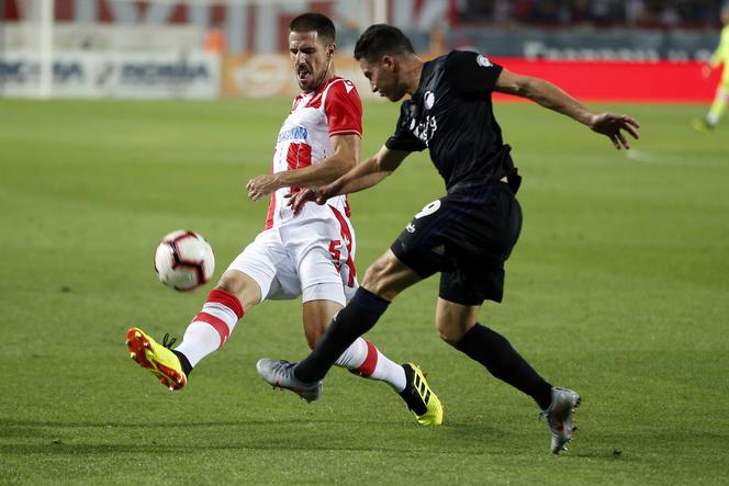 Milos Degenek (z lewej) zdobył pierwszą bramkę dla Crvenej w wyjazdowym meczu z Young Boys Berno (2:2).