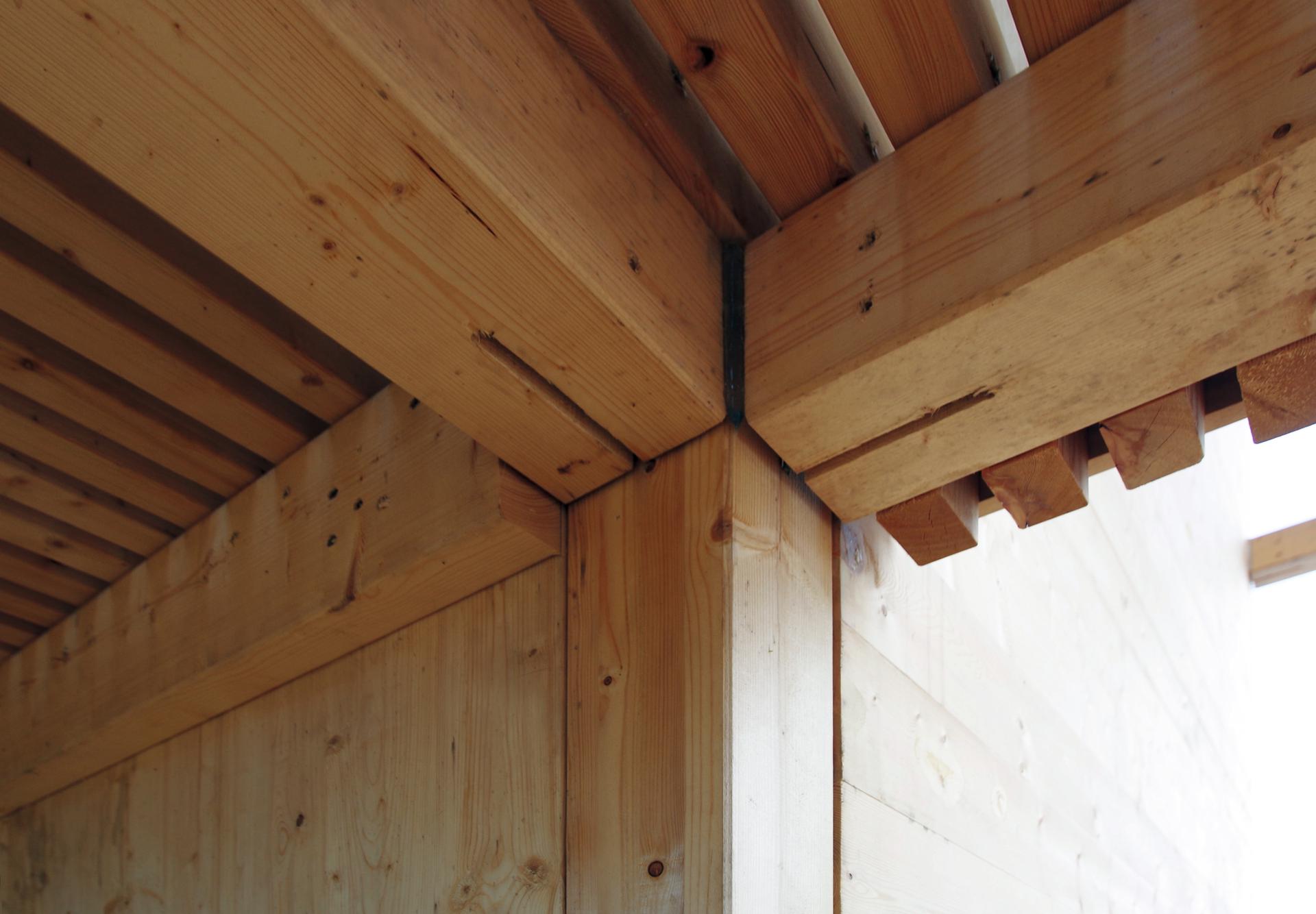 Detal konstrukcji z drewna klejonego