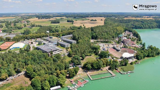 Ogromny pomost i piaszczysta plaża. To miejsce na Mazurach przyciąga tłumy turystów. Zobacz zdjęcia