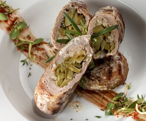 Polonezy schabowe: roladki nadziewane kiszonymi ogórkami