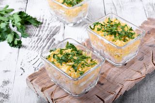 Sałatka hot dog. Smakuje lepiej niż znana przekąska z parówką 