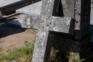 Odwiedzała brata na cmentarzu, spadł na nią nagrobek 