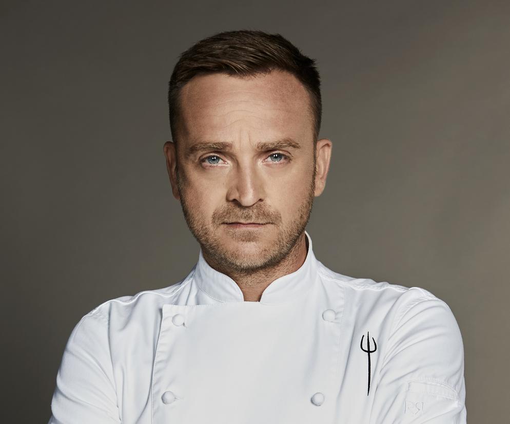 Mateusz Gessler jako prowadzący program Hell's Kitchen. Piekielna kuchnia