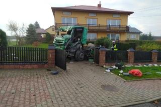 Koszmarny wypadek pod Kielcami! Tir w rowie, kierowca w CIĘŻKIM stanie w szpitalu!