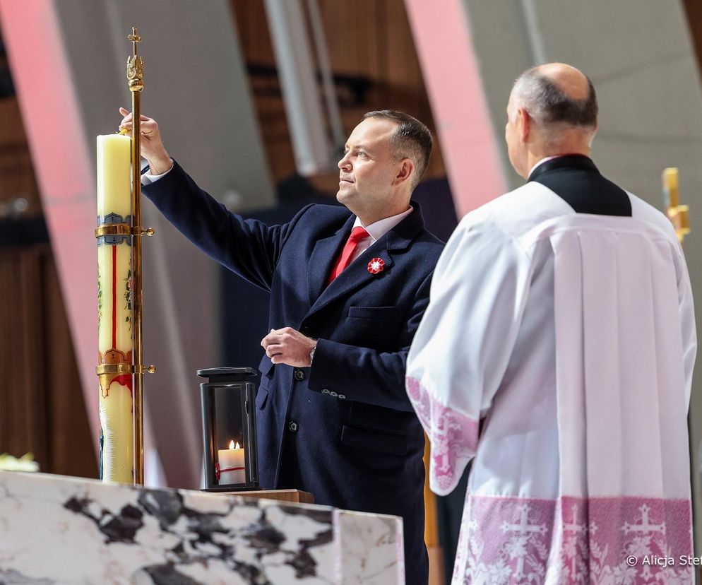 W Świątyni Opatrzności Bożej Para Prezydencka uczestniczy we mszy świętej za Ojczyznę.