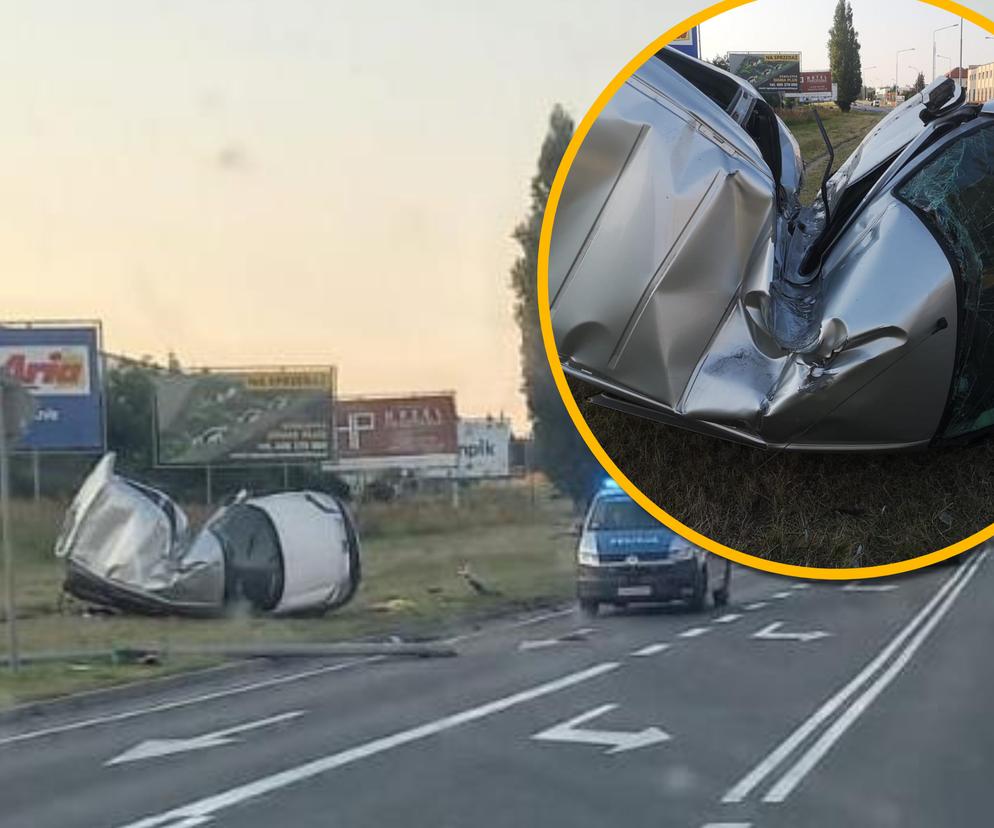 Peugeot roztrzaskał się na latarni. Za kierownicą był 16-latek. Groźny wypadek w Szczecinku [ZDJĘCIA]