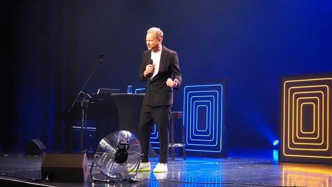 Maciek Stuhr w stand up-ie w Teatrze Rozrywki w Chorzowie