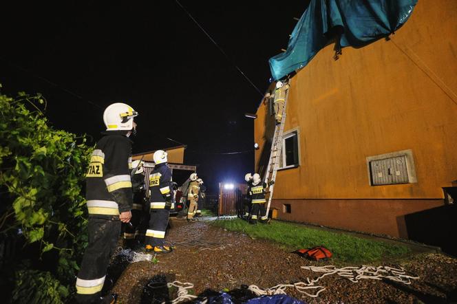   Groźne nawałnice przetoczyły się przez Polskę. Zerwane dachy, zalane drogi, połamane drzewa