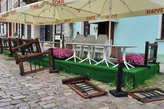 Wandale szaleją na rzeszowskim Rynku. W nocy uszkodzili ogródek [ZDJĘCIA]