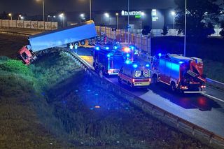 Ciężarówka runęła z nasypu na węźle pod Warszawą