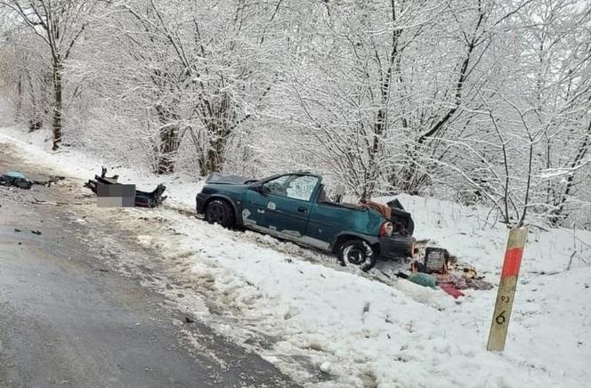 Lubelskie. Tragiczny wypadek. Opel zderzył się z renault. Kobieta zmarła w szpitalu