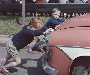 QUIZ PRL. Polska Ludowa na kołach i szynach: sprawdzian Twojej motoryzacyjnej pamięci! 