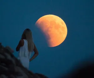 Zaćmienie Księżyca 8 listopada 2022 szkodliwe? Astrolog ostrzega przed chaosem w waszym życiu!