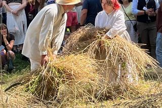 W Skansenie odbyły się retro żniwa, żęto żyto metodami pradziadków