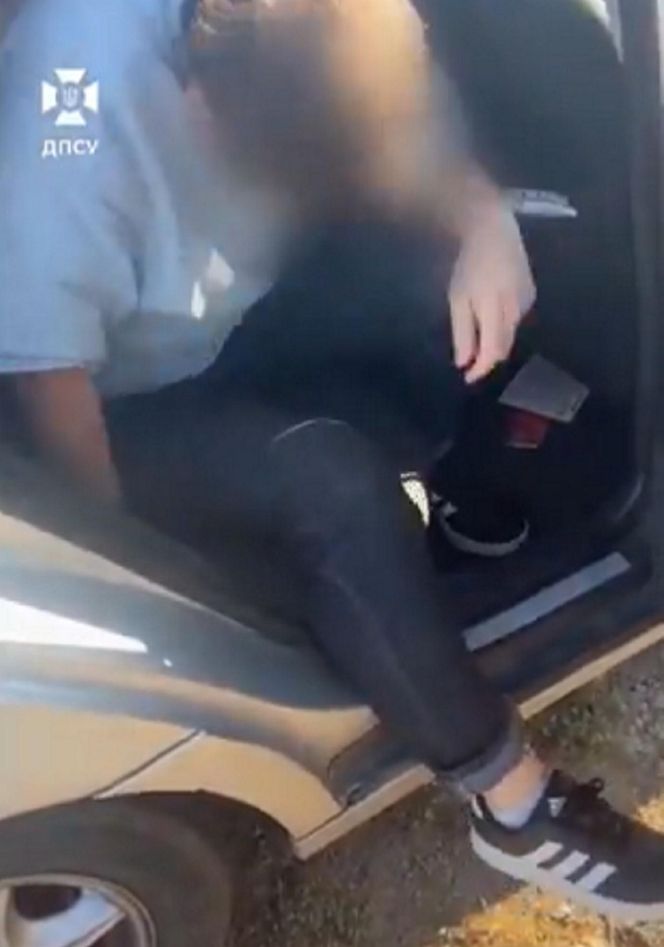 Ksiądz ukrył mężczyznę pod sutanną