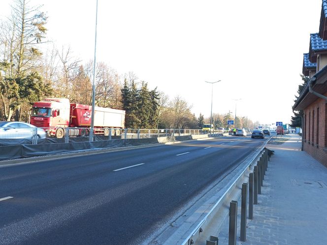 Kolizja przy zmianie pasa w Lesznie. Ciągnik siodłowy uderzył w osobówkę