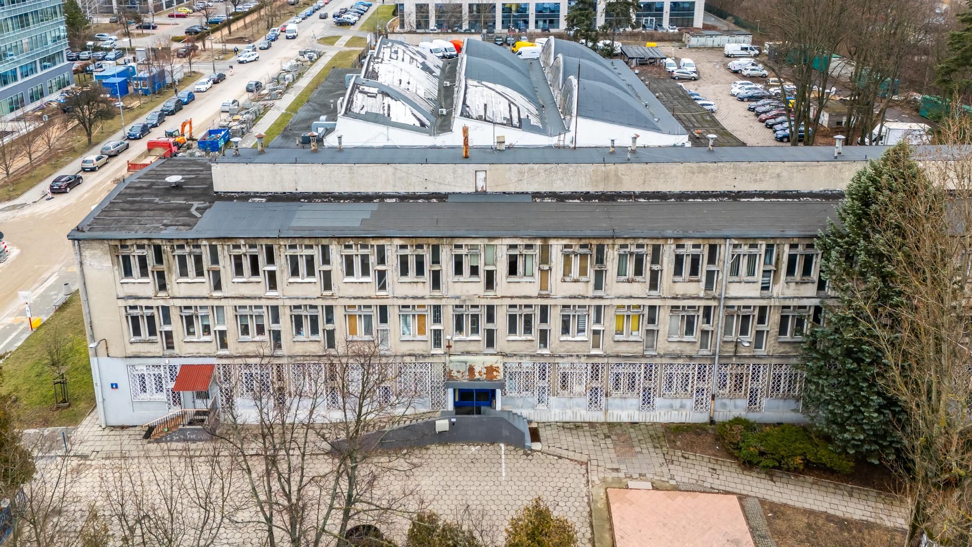 Zabytkowa hala na Suwak 4 w Warszawie