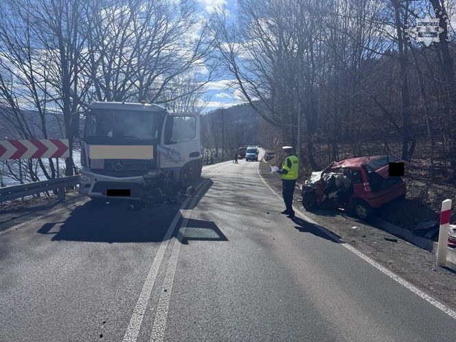 Auto 33-latki wbiło się w nadjeżdżającą ciężarówkę. Z auta została miazga.