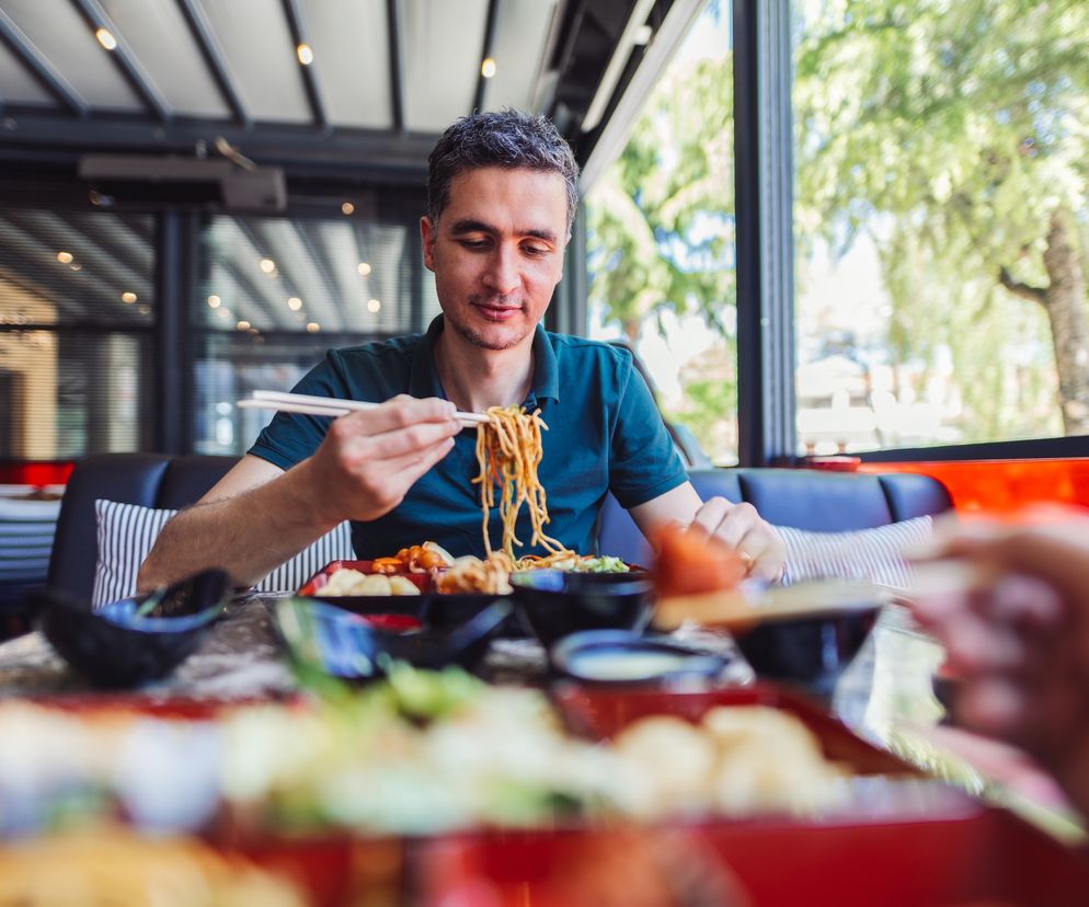 mężczyzna w chińskiej restauracji