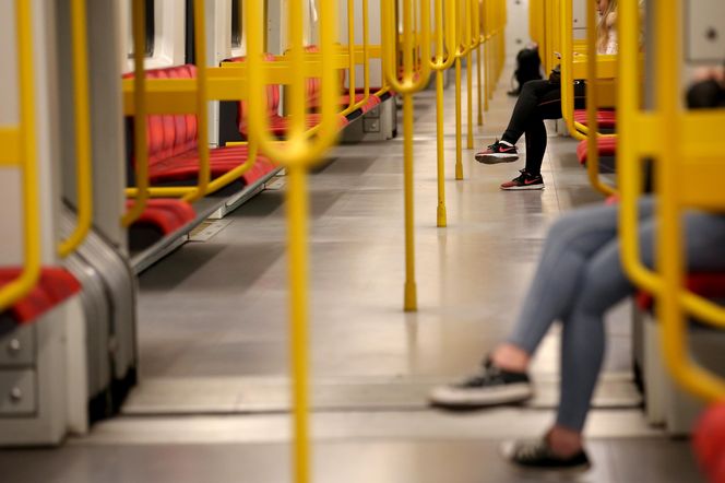 Warszawskie metro w porze porannego szczytu - obowiązuje nakaz zachowania minimum metra pomiędzy podróżnymi 25.03.2020